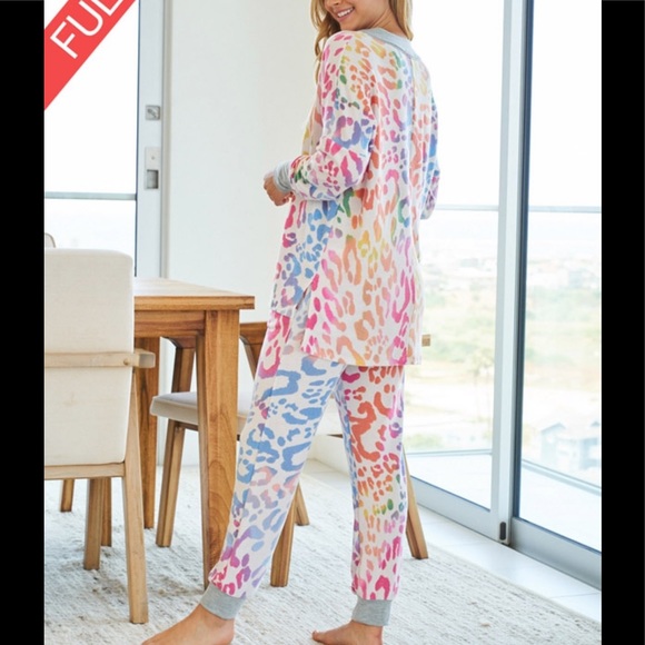 🌟SALE🌟Cheetah Print Top - Picture 6 of 7